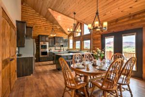 卡纳布Dreamy Kanab Cabin with Hot Tub and Panoramic Views!的厨房以及带桌椅的用餐室。