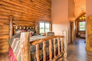 卡纳布Dreamy Kanab Cabin with Hot Tub and Panoramic Views!的小木屋卧室设有床和木墙