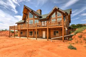 卡纳布Dreamy Kanab Cabin with Hot Tub and Panoramic Views!的沙漠中带甲板的自定义木屋