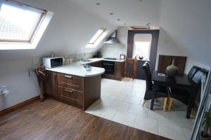 贝尔法斯特Belfast Loft的厨房配有水槽和桌子及书桌