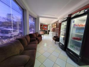 帕劳阿佩巴斯Carajas Hotel的带沙发和冰箱的客厅