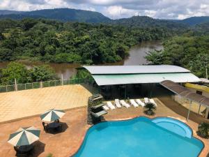 帕劳阿佩巴斯Carajas Hotel的一个带游泳池和河流的度假胜地