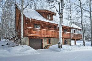 ThayneStar Valley Ranch Cabin Getaway Hot Tub!的树林中的木屋