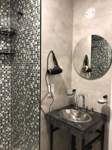 萨尔塔Usina Studio FMA-Coliving的一间带水槽和镜子的浴室