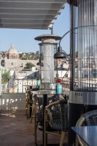 圣米格尔-德阿连德1810精品酒店的市景阳台配有桌椅