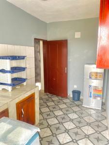 BueaAPEX ANNEX Guest Facility的带冰箱的厨房和瓷砖地板。