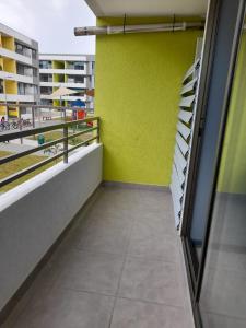 阿里卡Departamento Amoblado en Arica的一间设有绿色墙壁和阳台的客房