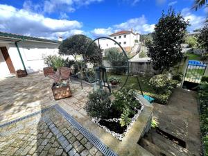 蓬德利马Villa Henriques的种有长凳和一束植物的花园