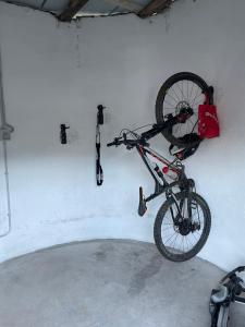 菲纳莱利古雷B&B La DORMERIA的车库里挂在墙上的自行车