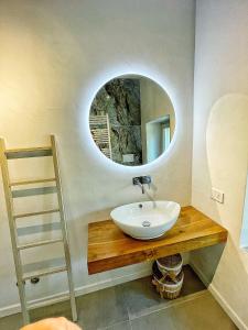 阿雷佐Villa Giuliana的一间带水槽和镜子的浴室