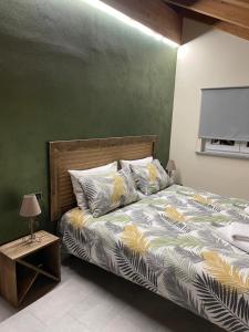 菲纳莱利古雷B&B La DORMERIA的一间卧室配有一张带绿色墙壁的床