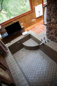 圣米格尔-德阿连德尼凡娜餐厅加疗养酒店的带淋浴的浴室,铺有瓷砖地板。