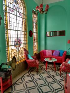 布宜诺斯艾利斯Casa Reina Palermo Queens的客厅配有红色家具和绿色墙壁