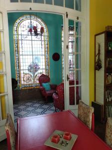 布宜诺斯艾利斯Casa Reina Palermo Queens的一间用餐室,配有红色的桌子和椅子