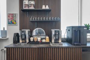 凯夫拉维克Bank Guesthouse by KEF Airport的柜台上有两个咖啡机