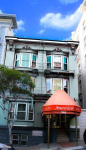 旧金山阿姆斯特丹旅舍的前面有红伞的建筑