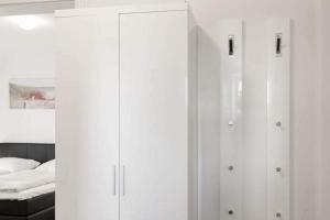 沙博伊茨Ferienwohnung Auszeit的卧室配有2个白色橱柜和1张床