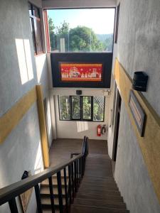 康提Blue Pillars Kandy的大楼内的楼梯,设有大窗户