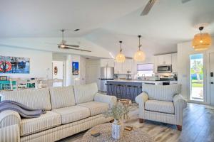 珊瑚角Beachy Cape Coral Home - Swim, Fish, Boat!的客厅配有沙发和两把椅子