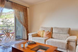 蓬他达维托亚Lidia's Place, a Home in Madeira的客厅配有沙发和桌子