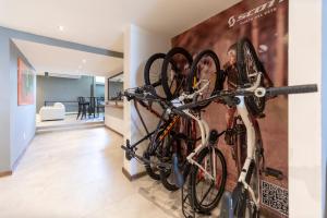 埃斯特角城Nobile Hotel Montoya的一群自行车挂在墙上