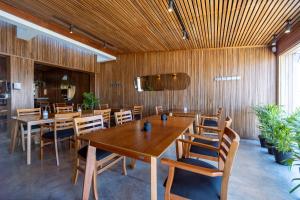 埃斯特角城Nobile Hotel Montoya的用餐室设有木墙和木桌及椅子