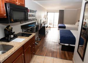 默特尔比奇水族海滩酒店 的小型酒店客房设有床和厨房