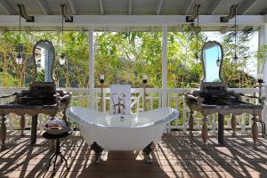 OrtonsBelle Mont Sanctuary Resort - Kittitian Hill的带浴缸和两面镜子的浴室