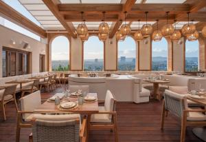 洛杉矶西好莱坞蒙德里安洛杉矶酒店的餐厅设有桌椅和窗户。