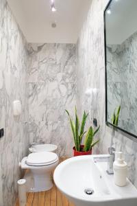 巴里SAVOIA & CAVOUR _ Premium Signature _的一间带水槽、卫生间和镜子的浴室