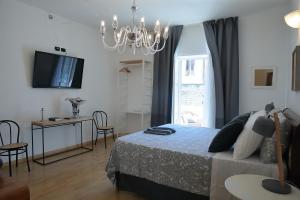 巴里SAVOIA & CAVOUR _ Premium Signature _的一间卧室配有一张床和一个吊灯