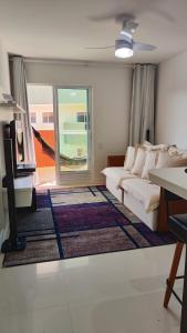 阿拉亚尔-杜卡布Arraial Golden Lake Residence的客厅配有白色沙发和窗户