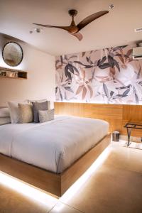 卡塔赫纳Hotel Casona del Porvenir的一间卧室设有一张大床和华丽的墙壁