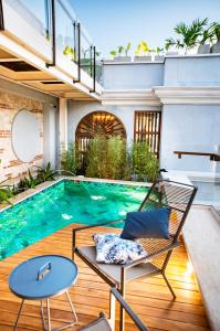 卡塔赫纳Hotel Casona del Porvenir的房屋中间的游泳池