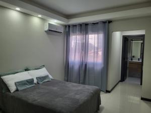 圣克鲁斯La Foret 2 dormitorios的一间卧室设有一张大床和一个窗户。