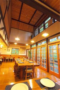 白马村苹果树山林小屋的大型用餐室设有木桌和窗户。