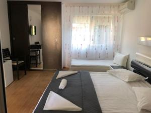 维纳斯Vila Suzana的酒店客房设有两张床和窗户。