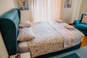 El FigaróCasa les Pomeretes的一间卧室配有一张床和一张蓝色的沙发