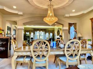 里士满杰西卡豪斯有限公司旅馆的一间带木桌和椅子的用餐室
