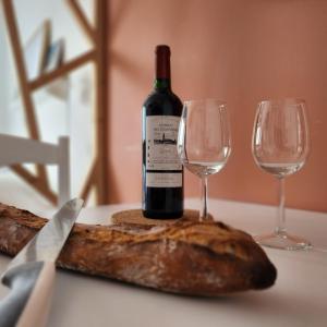 圣马洛Héol的桌子上放有一瓶葡萄酒和两杯酒