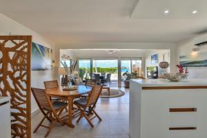 圣马丁岛Modern Beach Villa 1150的厨房以及带桌椅的用餐室。