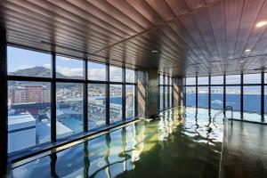函馆函馆国际酒店的一座带窗户的建筑中的游泳池