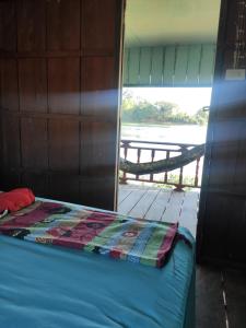 东德岛Mr. Phaos Riverview Guesthouse & Restaurant的水景客房的一张床位