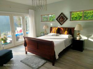 莱迪史密斯luxury ocean dock pool villa的一间卧室设有一张床和一个滑动玻璃门