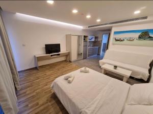 埃拉特BRiGHT AND COZY STUDIO SUiTE EiLAT的客厅配有床和沙发