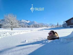 奥夫特尔施旺Das Talgut的一位女人躺在雪中