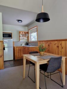 霍尔斯加普D'Altons Studios的厨房配有木桌和椅子