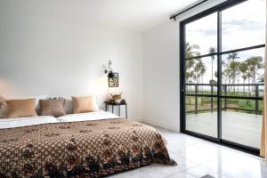 高兰Manao Seaview Pool Villa 20 - 5 Mins Walk To The Beach的一间卧室设有一张床和一个大窗户