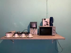 马普托Aeropark Residencial (B&B)的微波炉、咖啡壶和台面