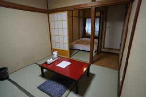 东京胜太郎日式旅馆的小房间设有红色桌子和镜子